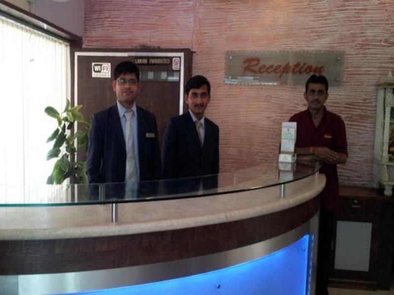 Oyo Flagship 19003 Hotel Rudra Mahal Ahmedabad Ngoại thất bức ảnh